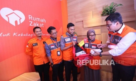 Dihadapan wartawan, CEO Rumah Zakat Nur Efendi (kanan) secara simbolis melepas relawan Aksi Kemanusiaan Rumah Zakat untuk Wamena, musibah kabut asap dan gempa Ambon, di Kantor Rumah Zakat, Jalan Turangga, Kota Bandung, Senin (30/9).