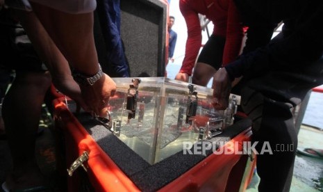 Petugas mengangkat kotak hitam (black box) Pesawat Lion JT-610 dari laut di perairan Karawang saat konferensi pers di KR Baruna Jaya 1, Jawa Barat, Kamis (1/11).