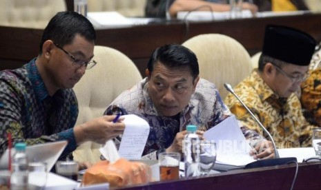 Kepala Staf Presiden Jenderal Purn Moeldoko bersama Kepala Unit Kerja Presiden Pembinaan Ideologi Pancasila (UKP PIP) Yudi Latief (kanan) mengikuti rapat dengar pendapat dengan Komisi II DPR di Kompleks Parlemen, Senayan, Jakarta, Rabu (6/2).