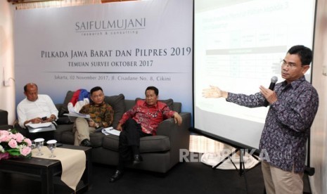 Direktur SMRC Djayadi Hanan (kanan) memberikan paparanya didampingi Politisi Parta Gerindra Supratman Andi Agtas (kedua kanan), Wasekjen Partai Golkar Ace Hasan Syadzili (kedua kiri) dan Politisi Partai Nasdem Saan Mustopa (kiri) saat rilis survei Saiful Mujani Research dan Consulting (SMRC) Pilkada Jawa Barat dan Pilres 2019 di Jalan Cisadane, Jakarta, Kamis (2/11).