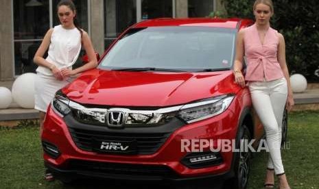 Model berpose di mobil New Honda HR-V di Kawasan Alam Surtra, Serpong, Tangerang Selatan, Banten, Rabu (29/8).