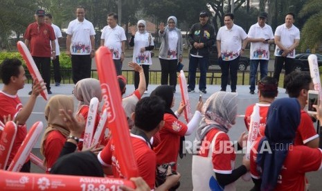 Wakil Prasiden Jusuf Kalla melepas peserta parade Asian Games 2018 di Silang Monas, Jakarta, Ahad (13/5).