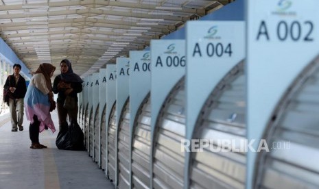 Pedagang melihat lapak skybridge atau Jembatan Penyeberangan Multiguna (JPM) Tanah Abang, Jakarta, Jumat (7/12).