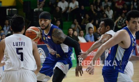 Satria Muda. Pebasket Satria Muda Pertamina Jamarr Andre Johnson mencoba melewati hadangan pemain NSH dalam laga pertama semifinal IBL Pertamax Playoffs 2018-2019 di GOR Mahasiswa Soemantri Brodjonegoro, Jakarta, Jumat (8/3).