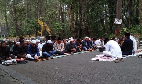 Warga Gelar Doa Bersama untuk Tangkuban Parahu