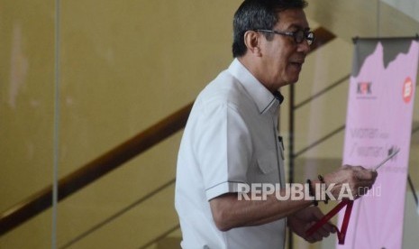 Mantan menteri hukum dan hak asasi manusia (menkumham) Yasonna Hamonangan Laoly saat akan menjalani pemeriksaan di Gedung KPK, Jakarta Selatan, Selasa (25/9).