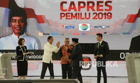 Capres No 01 Joko Widodo bersama Capres No 02 Prabowo Subianto dan ketua KPU Arief Budiman saat debat keempat Capres 2019 di Hotel Shangri-La, Jakarta, Sabtu (30/3).