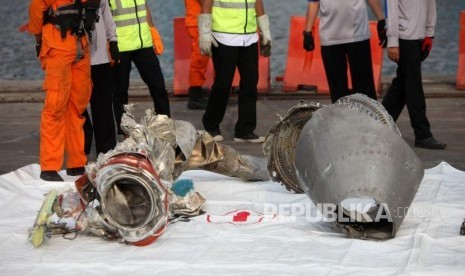 Puing pesawat Lion Air JT-610 yang jatuh di Tanjung Priok, Jakarta, Rabu (7/11).