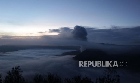 Tampak dari ketinggian gugusan di Taman Nasional Gunung Bromo, Sukapura, Jawa Timur, Senin (27/11).