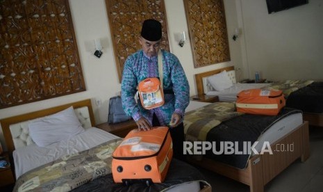 Jemaah calon haji kloter pertama DKI Jakarta beraktivitas di kamar Asrama Haji Embarkasi Jakarta, di Pondok Gede, Jakarta, Sabtu (6//7).