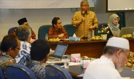 Ketua Pelaksana Badan Wakaf Indonesia (BWI) Mohammad Nuh memberikan sambutan saat pembukaan Forum Kajian Wakaf di Gedung Bayt Al'Quran TMII, Jakarta, Rabu (17/7).