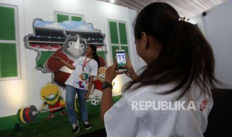 Pengunjung berfoto dilatar maskot Asian Games saat pameran Asian Games di Museum Fatahillah, Kota Tua, Jakarta, Selasa (14/8).