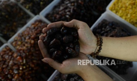 Kurma, Sarat Gizi dan Manfaat untuk Berbuka (2-Habis). Pedagang memperlihatkan kurma yang dijual di kawasan Tanah Abang, Jakarta.