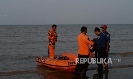 Anggota Basarnas bersiaga di kawasan  pantai  Tanjung Pakis, Pakis Jaya, Karawang Jawa Barat, Senin (29/10).