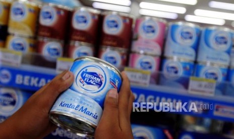 Warga memilih produk susu kental manis di Bekasi, Jawa Barat, Sabtu (7/7).