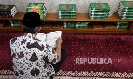 Seorang jamaah membaca Alquran seusai shalat di Masjid Sunda Kelapa, Jakarta, Senin (26/11).