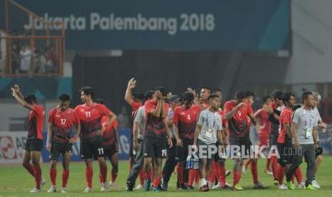 Ekspresi pemain timnas Indonesia seusai dikalahkan Uni Emirat Arab pada babak adu pinalti dalam pertandingan cabang sepakbola Asian Games 2018 di Stadion Wibawa Mukti, Cikarang, Jawa Barat, Jumat (24/8).