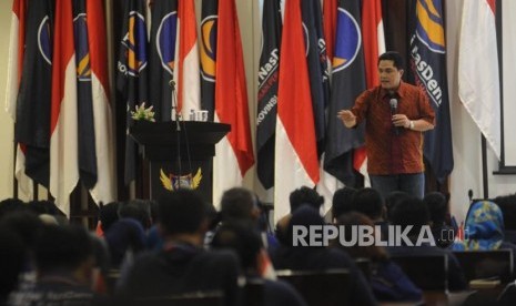 Ketua INASGOC Erick Thohir memberikan materi kepada ratusan peserta sekolah kader partai nasional demokrat di Akademi Bela Negara, Jakarta, Ahad (25/2).