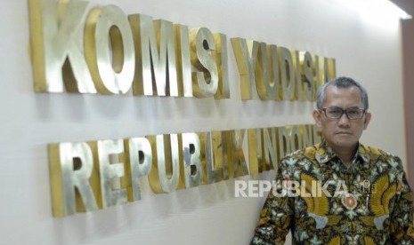 Ketua Komisi Yudisial, Jaja Ahmad Jayus melakukan sesi foto bersama Republika di kantor Komisi Yudisial, Jakarta Pusat, Senin (15/10).