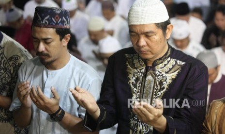 Doa Qunut Subuh Menurut Empat Mahzab. Umat muslim melakukan shalat subuh berjamaah.