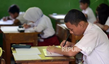 Menteri Pendidikan dan Kebudayaan (Mendikbud) Nadiem Makarim akan mengganti Ujian Nasional (UN) menjadi asesmen kompetensi minimum dan survei karakter pada 2021 mendatang. Foto:Sejumlah pelajar saat melaksanakan Ujian Sekolah Berstandar Nasional (USBN) di SD Negeri 07 Kramat Pela, Jakarta, Senin (22/4).