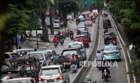 Kendaraan sepeda motor dan mobil menerobos masuk jalur bus transjakarta / Ilustrasi 