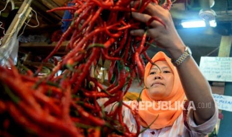 Pedagang menata cabai dagangannya di Pasar Senen, Jakarta, Senin (8/7).