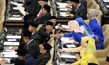 Sejumlah anggota DPR,DPD dan MPR mengikuti sidang paripurna dan pengucapan sumpah/janji anggota DPR,DPD dan MPR periode 2019-2024 di Kompleks Parlemen, Senayan, Selasa (1/10).