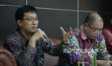 Komisioner Mediasi Munafrizal Manan (kiri) bersama Wakil Ketua Komnas HAM Hairansyah memberikan keterangan pers 