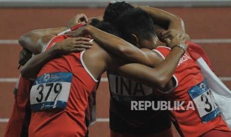 Tim lari estafet Indonesia berpelukan seusai bertanding pada cabang atletik nomor lari estafet 4x100 meter putra Asian Games 2018 di Stadion Gelora Bung Karno, Senayan, Jakarta, Kamis (30/8).