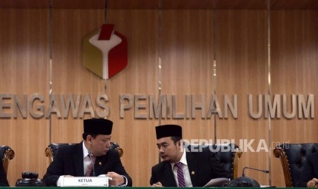 Ketua Bawaslu Abhan (kiri) bersama Mochammad Afifuddin saat memimpin sidang pembacaan putusan pendahuluan atas dugaan kecurangan pemilu terstruktur, sistematis dan masif di kantor Bawaslu, Jakarta, Senin (20/5).