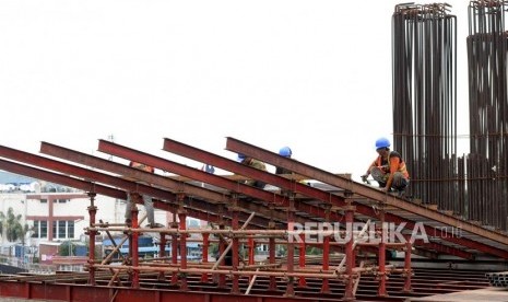 Penopang Pertumbuhan Ekonomi. Pekerja mengerjakan proyek LRT di Jakarta, Ahad (11/2).