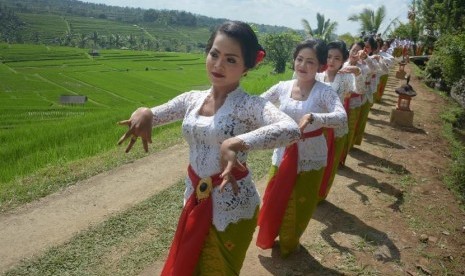 Sejumlah seniman menampilkan Tari Rejang Renteng dalam rangkaian Festival Jatiluwih 2018 di Desa Jatiluwih, Tabanan, Bali, Jumat (14/9).