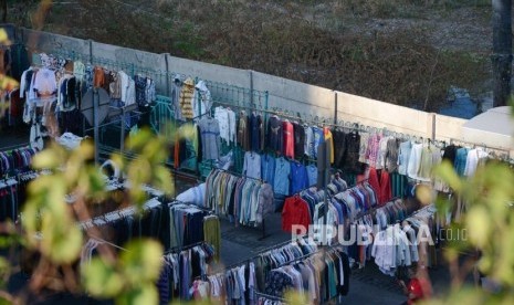 Pedagang Kaki Lima (PKL) berjualan ruas jalan di kawasan Pasar Senen, Jakarta, Selasa (10/9/2019).