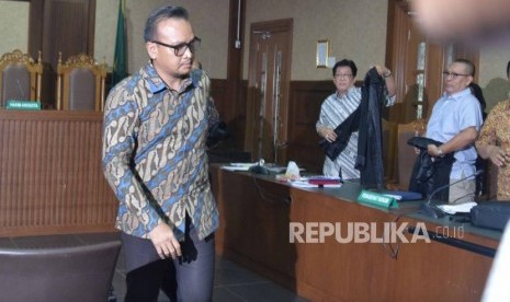 Terdakwa kasus tindak pidana korupsi KTP Elektronik, Irvanto Hendra Pambudi Cahyo  bersiap keluar usai menjalani sidang perdana di  Pengadilan Tindak Pidana Korupsi, Jakarta, Senin (30/7).