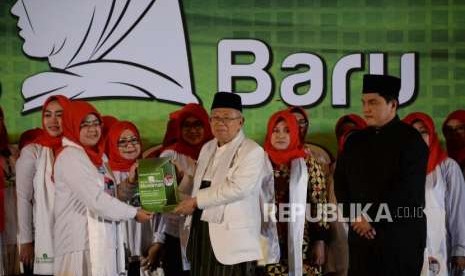 Ketua Arus Baru Muslimah Munifah Syanwani memberikan draft deklarasi kepada Cawapres KH Ma'ruf Amin disaksikan Ketua Tim Kampanye Nasional Koalisi Indonesia Kerja (TKN KIK) Erick Thohir saat deklarasi nasional Arus Baru Muslimah di Jakarta, Ahad (23/9) malam. 