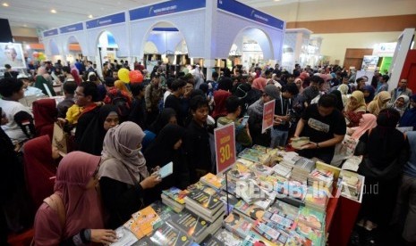 IBF 2019. Sejumlah pengunjung saat mencari buku pada hari terakhir acara Islamic Book Fair 2019 di Jakarta Convention Center, Jakarta, Ahad (3/3).