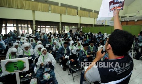 Panitia Penyelenggara Ibadah Haji (PPIH) melakukan sosialisasi kepada calon jamaah haji di Asrama Haji Bekasi, Bekasi, Jawa Barat, Rabu (25/7).