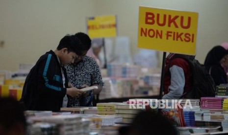 Pengunjung Hijrah Book Fest melihat  buku  dalam acara festival republik di Masjid At-Tin Jakarta, Sabtu (29/12).