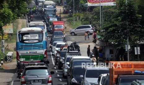 Sejumlah kendaraan terjebak kemacetan di kawasan Limbangan, Garut, Jawa Barat, Senin (11/6).