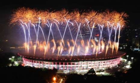 Pijaran kembang api menghiasi Stadion Utama Gelora Bung Karno (SUGBK) Jakarta, saat acara pembukaan Asian Games 2018, Sabtu (18/8) malam.