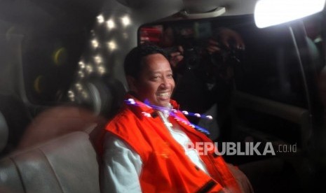 Ahmad Hidayat Mus, North Maluku gubernatorial candidate wears graft detainee vest after being examined in KPK office, Jakarta, Monday (July 2).