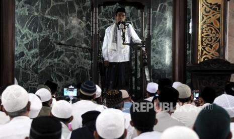 Ustaz Abdul Somad saat menyampaikan khutbah Jumat di Masjid Agung Sunda Kelapa, Menteng, Jakarta, Jumat (2/2).