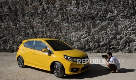 Jurnalis mengambil gambar All New Honda Brio pada acara Break Out Braek Free Media Test Drive All New Honda Brio di Kawasan GWK, Bali, Rabu (17/10).