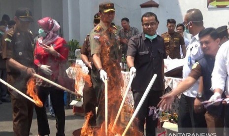 Pemusnahan uang palsu doremon senilai Rp 2 miliar.