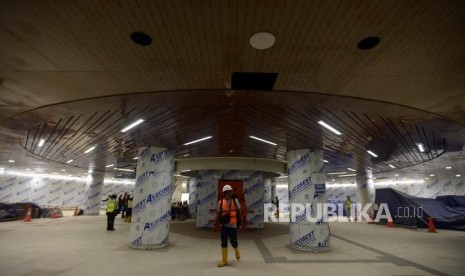 Sejumlah petugas saat beraktivitas di Stasiun MRT Dukuh Atas, Jakarta, Kamis (29/11).