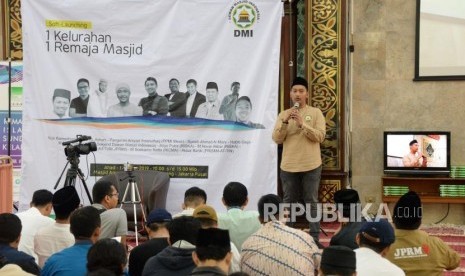 Plt Sekjen PP Dewan Masjid Indonesai (DMI) Arief Rosyid memberikan sambutan pada acara soft-launching 1 Keluarahan 1 Remaja Masjid di Masjid Sunda Kelapa, Jakarta, Ahad (17/3).