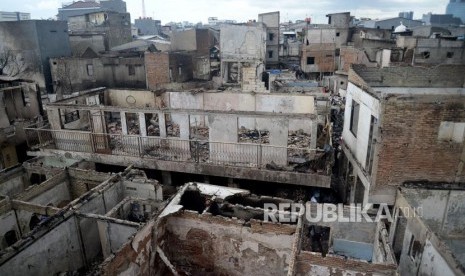 Warga berada di lokasi bekas kebakaran yang melanda permukiman padat penduduk, di Krukut, Taman Sari, Jakarta, Ahad (28/1).