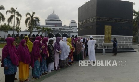 Sejumlah calon jamaah haji saat mengikuti manasik haji di Asrama Haji Pondok Gede, Jakarta, Ahad (14/7).