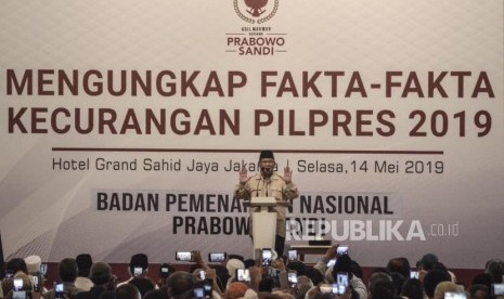  Capres Prabowo Subianto berpidato saat acara pengungkapan fakta-fakta kecurangan pilpres 2019 di Jakarta Pusat, Selasa (14/5).